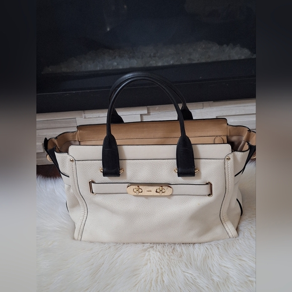 Coach Swagger 37 Bag White Pebbled Leather - Picture 1 of 13